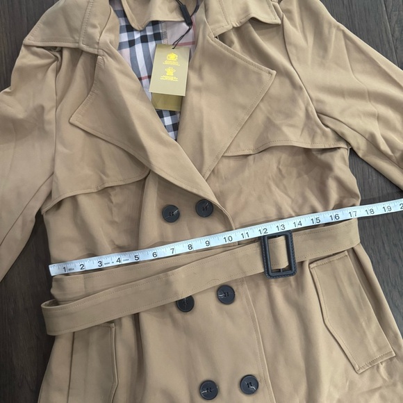 Burberry Classic Tan Trench Coat - Picture 12 of 13